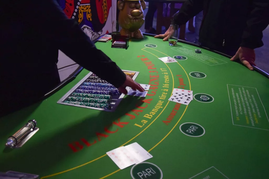 Croupier distribuant les cartes sur une table de black jack