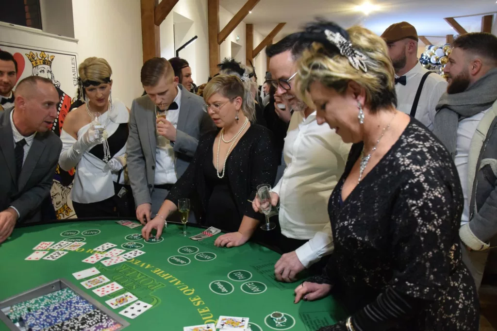 Invités costumés autour d’une table de jeu de casino