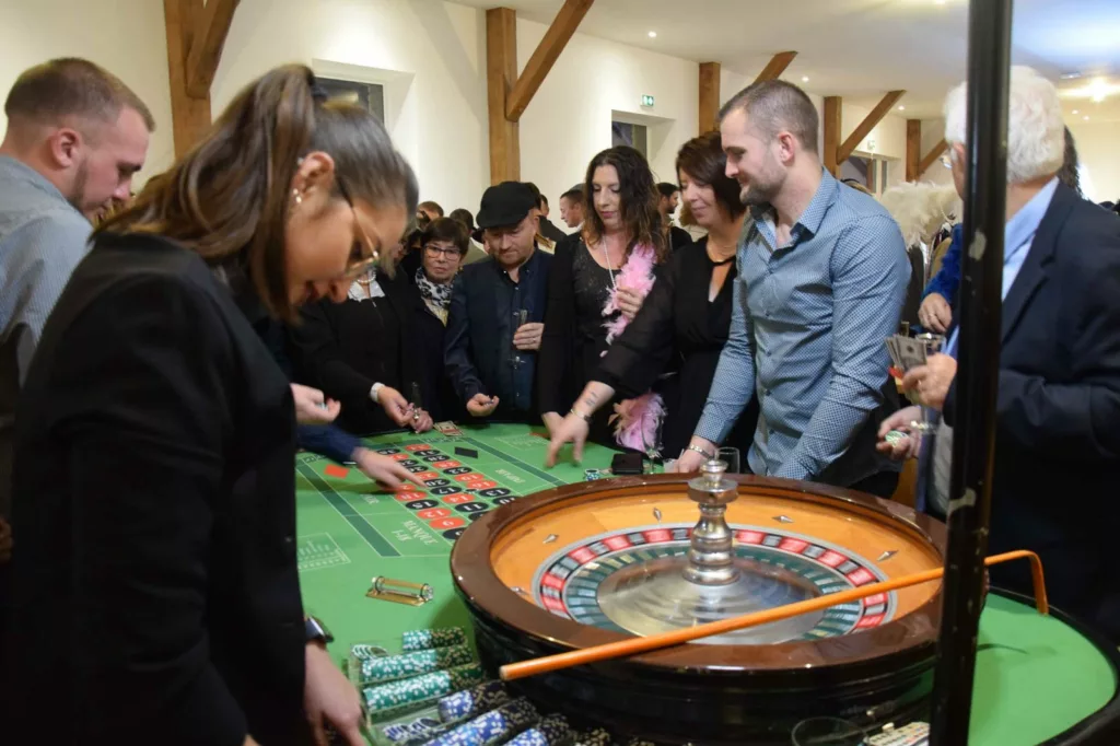 Table de roulette et croupier entourés d’invités lors d’une soirée casino d’entreprise