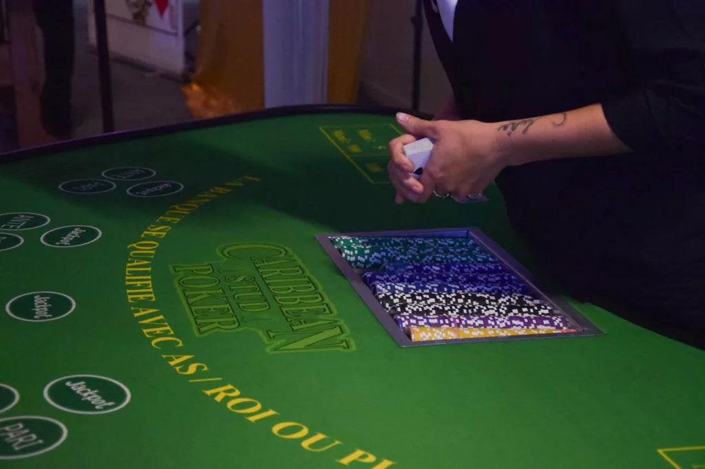 Table de stud poker avec cartes et jetons