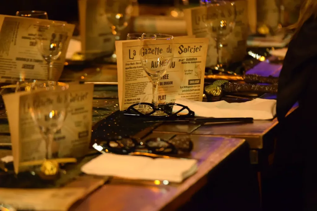 Menu façon gazette et lunettes rondes