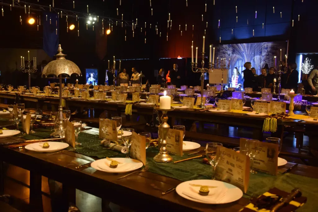 Table de banquet et chandeliers