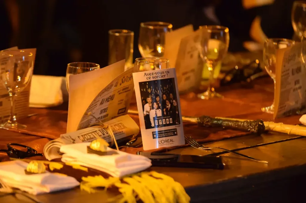 Table dressée avec gazette et parchemins